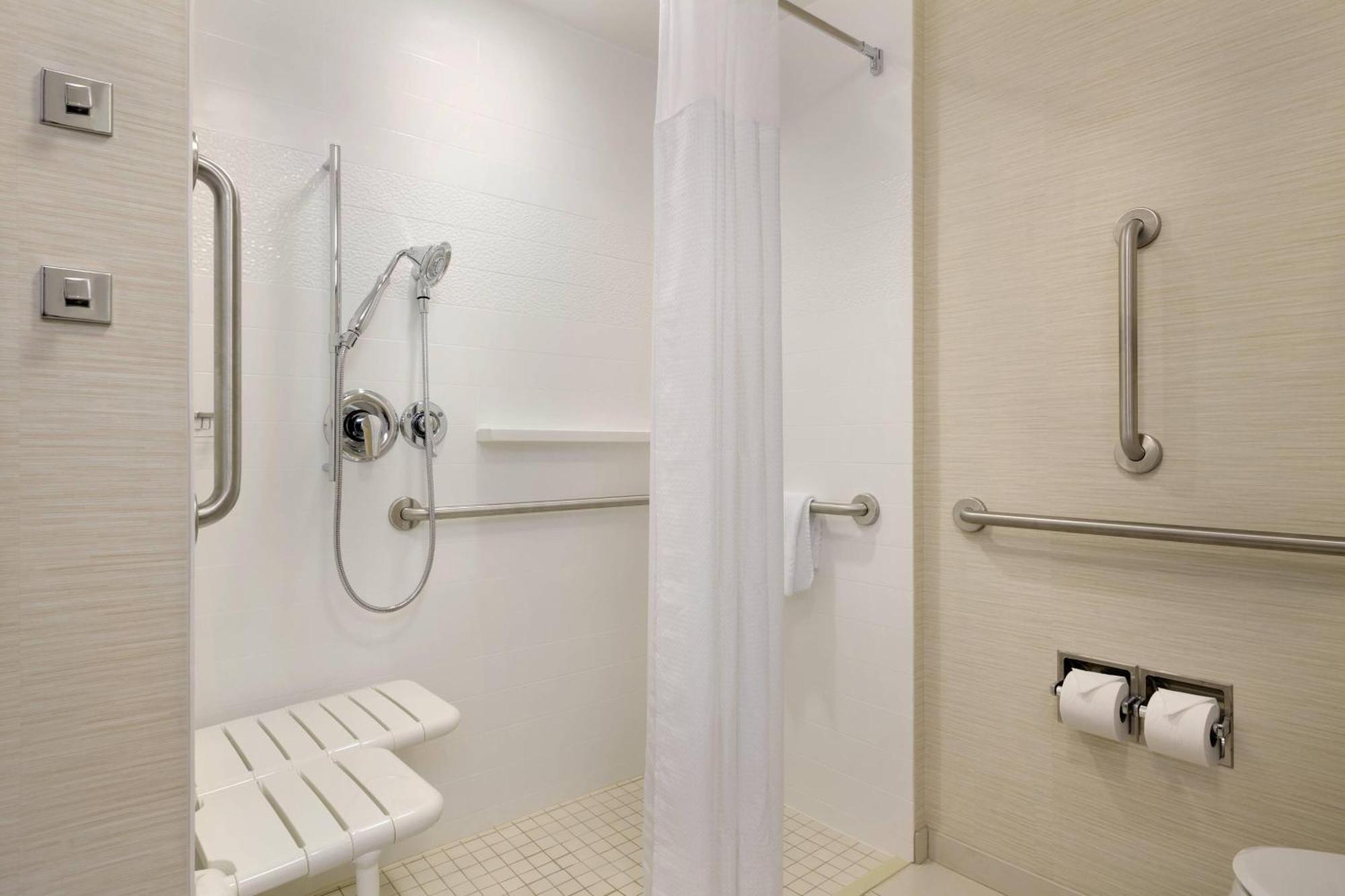 Fairfield & By Marriott Lancaster East At The Outlets 3*